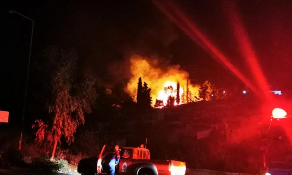 Υπό πλήρη έλεγχο η φωτιά στη δομή προσφύγων στο Βαθύ Σάμου – Εκκενώθηκε η δομή